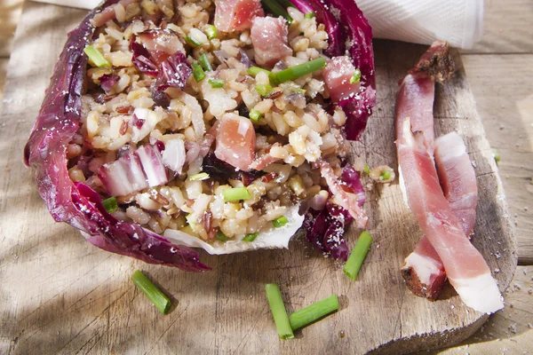 Brauner Reis mit rotem Radicchio und Speck — Stockfoto