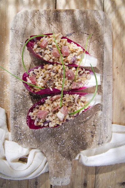 Barco de arroz integral con radicchio rojo y mota — Foto de Stock