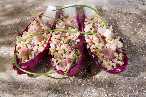 Barca di riso integrale con radicchio rosso e speck — Foto Stock