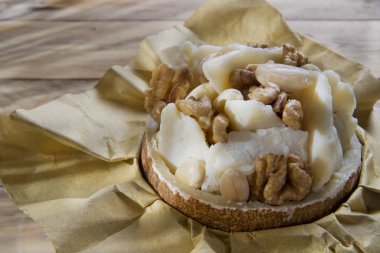 pecorino peyniri ve ceviz badem kazdık.
