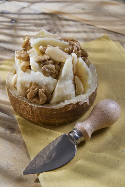 Já jsem vykopal, pecorino sýrem a ořechy mandle — Stock fotografie