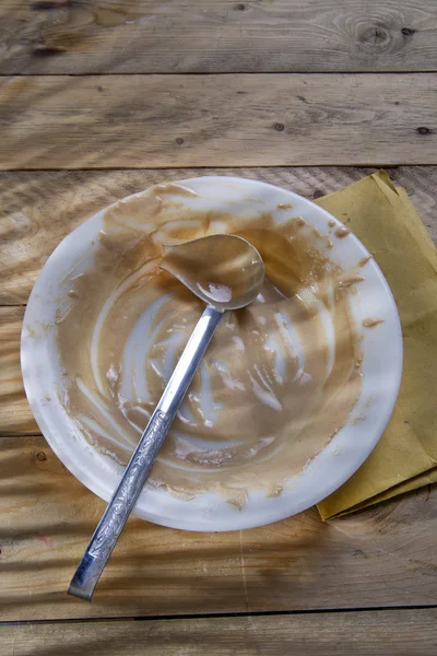 Грязная тарелка сливок — стоковое фото