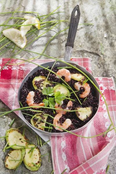 Black rice with shrimp and zucchini — Stock Photo, Image