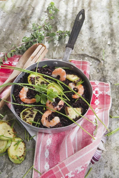 Riso nero con gamberetti e zucchine — Foto Stock