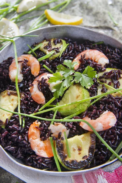 Arroz negro con camarones y calabacín — Foto de Stock