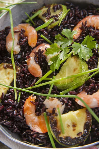 Black rice with shrimp and zucchini — Stock Photo, Image