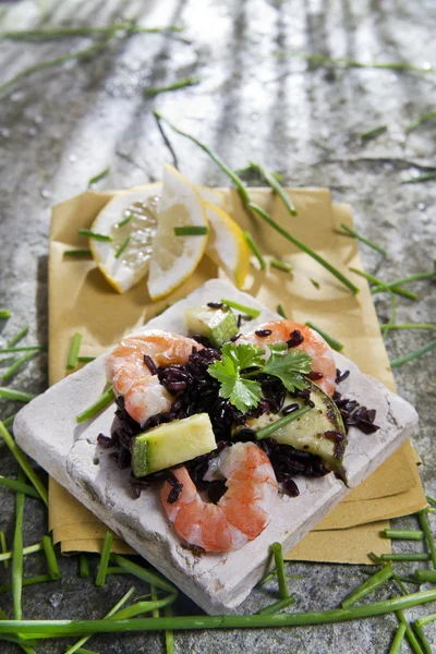 Black rice with shrimp and zucchini — Stock Photo, Image