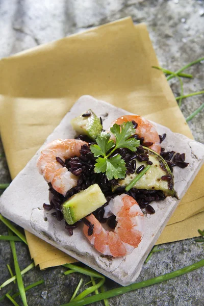 Arroz negro con camarones y calabacín —  Fotos de Stock