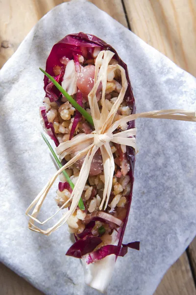 Barco de arroz integral con radicchio rojo y mota —  Fotos de Stock