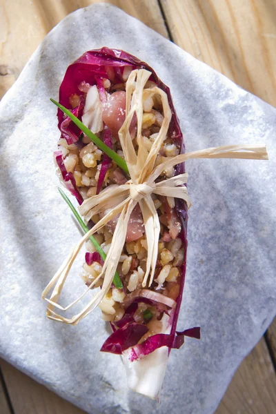 Barco de arroz integral con radicchio rojo y mota — Foto de Stock