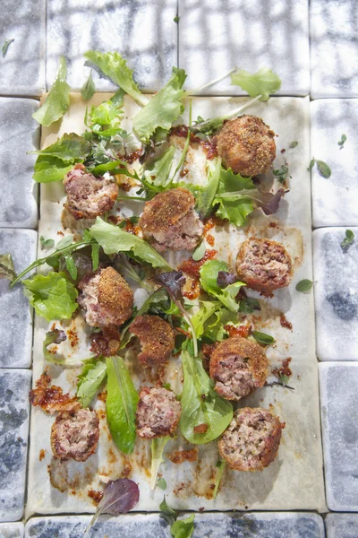 Polpette con insalata — Foto Stock