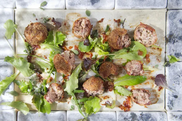 Albóndigas con ensalada —  Fotos de Stock