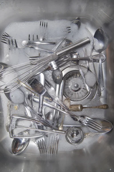 Помойте столовые приборы после еды — стоковое фото