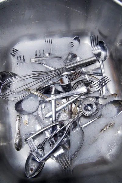 Cuci sendok garpu setelah makan — Stok Foto