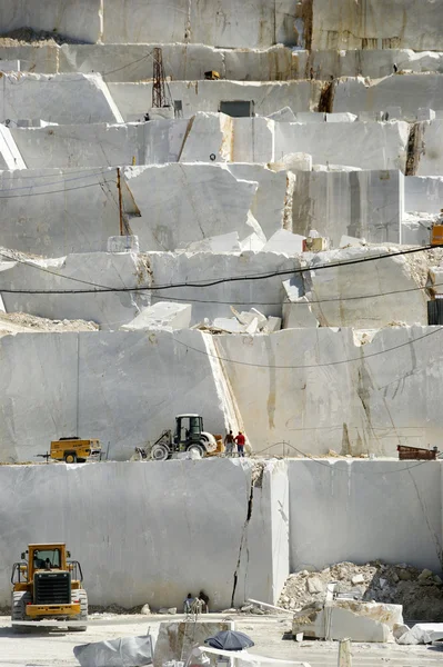 Marmeren steengroeve in carrara wit Italië — Stockfoto