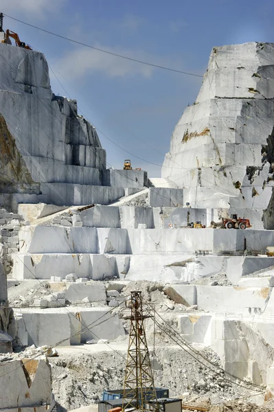 Σύγχρονο λατομείο μαρμάρου στον άσπρο carrara της Ιταλίας — Φωτογραφία Αρχείου