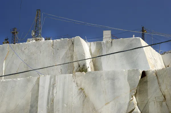 Marmeren steengroeve in carrara wit Italië — Stockfoto