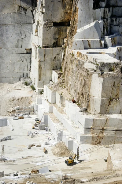 Σύγχρονο λατομείο μαρμάρου στον άσπρο carrara της Ιταλίας — Φωτογραφία Αρχείου