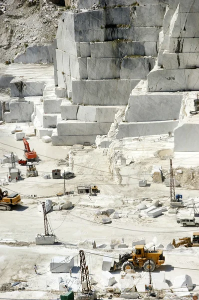 Σύγχρονο λατομείο μαρμάρου στον άσπρο carrara της Ιταλίας — Φωτογραφία Αρχείου