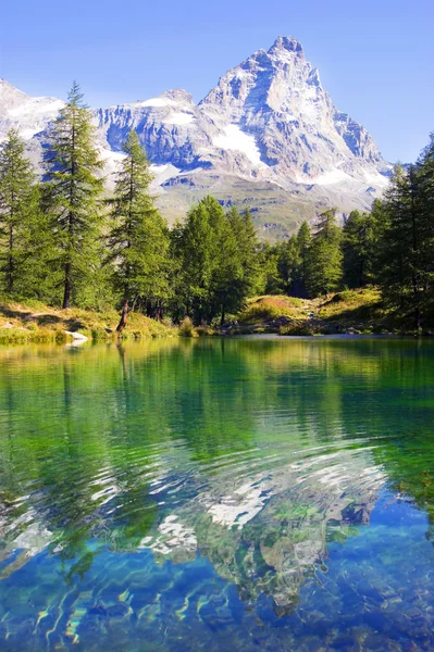 Valle d'Aosta view of the blue lake — Stock Photo, Image