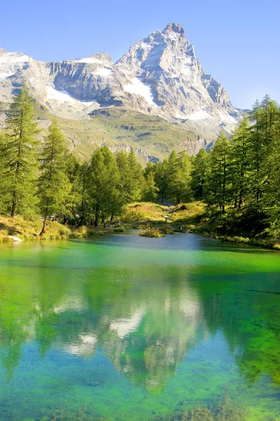 Valle d'aosta uitzicht op het blauwe meer — Stockfoto