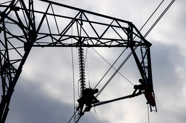 Mantenimiento de una línea eléctrica — Foto de Stock