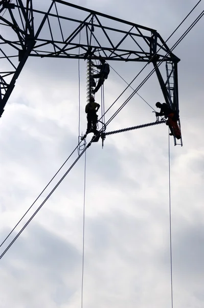 Mantenimiento de una línea eléctrica — Foto de Stock