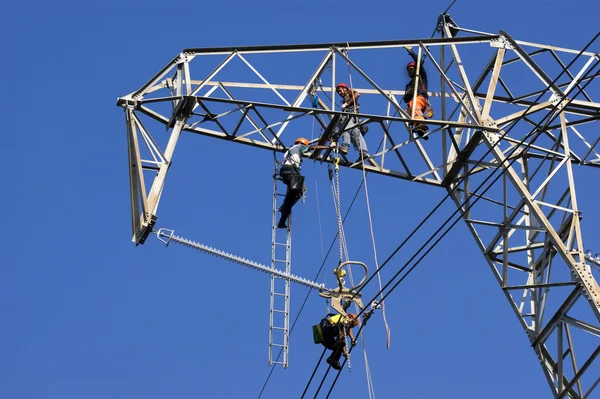 Manutenção de uma linha eléctrica — Fotografia de Stock