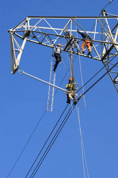 Mantenimiento de una línea eléctrica — Foto de Stock