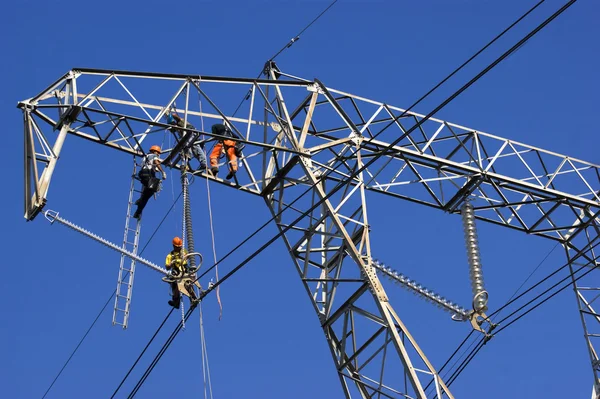 Mantenimiento de una línea eléctrica — Foto de Stock