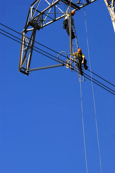 Mantenimiento de una línea eléctrica — Foto de Stock