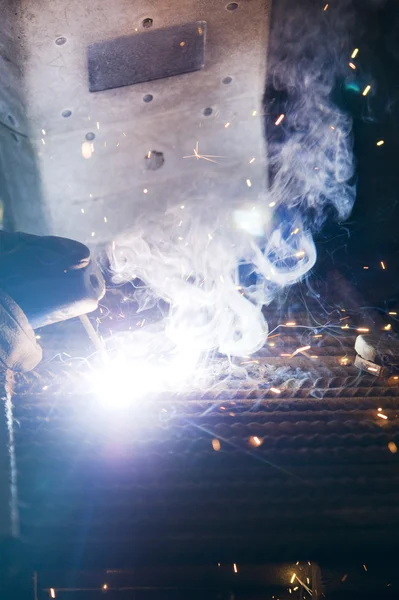 Trabajar con el soldador — Foto de Stock