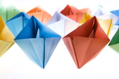 küçük kağıt tekneler 