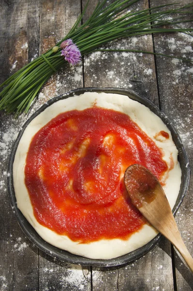 Ruwe pizza base — Stockfoto