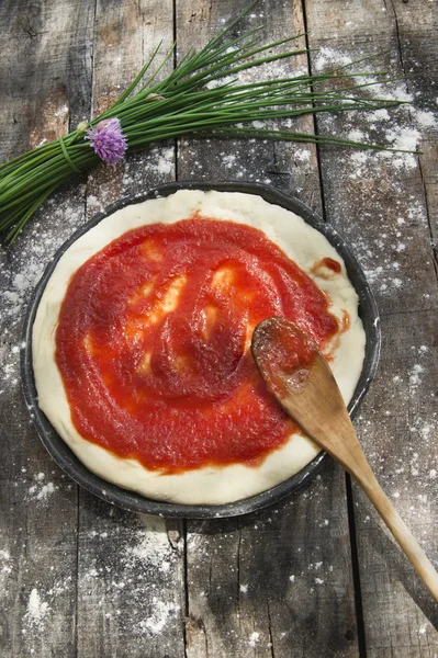 Ruwe pizza base — Stockfoto