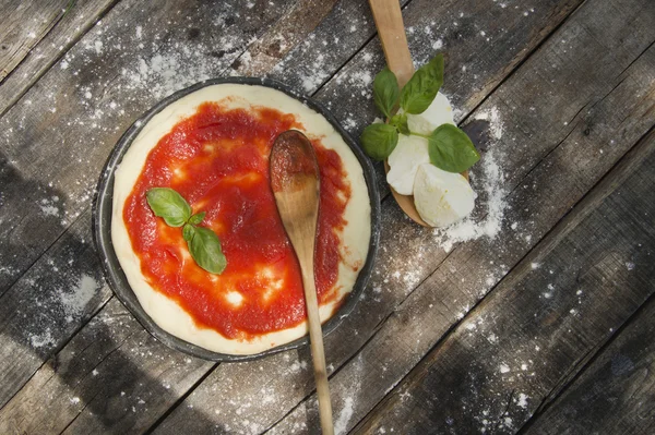 Surowy bazy pizza — Zdjęcie stockowe