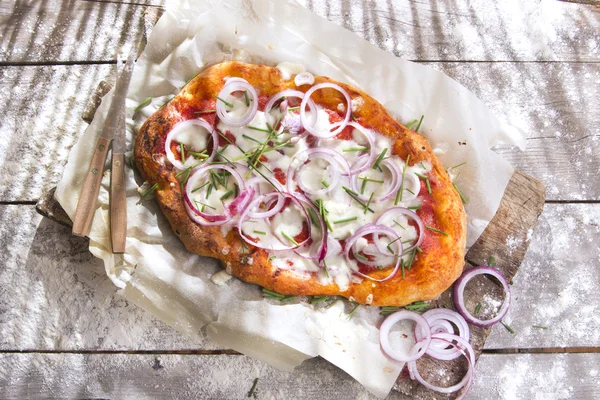 Pizza con cebolla —  Fotos de Stock