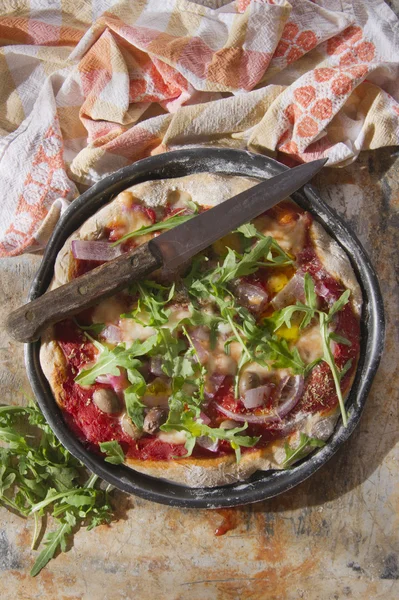 Pizza med hela vetemjöl — Stockfoto