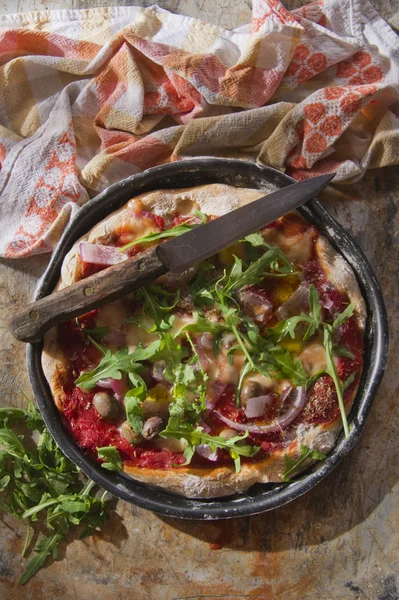 Pizza met volkoren tarwebloem — Stockfoto