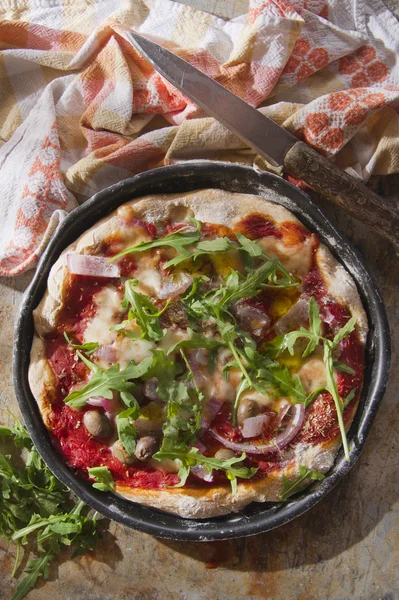 Pizza z mąki pszennej razowej — Zdjęcie stockowe