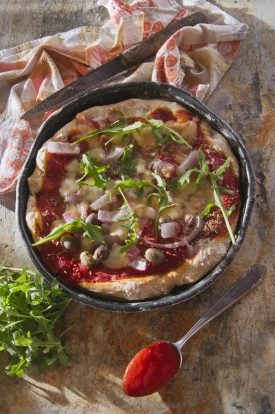 Pizza met volkoren tarwebloem — Stockfoto