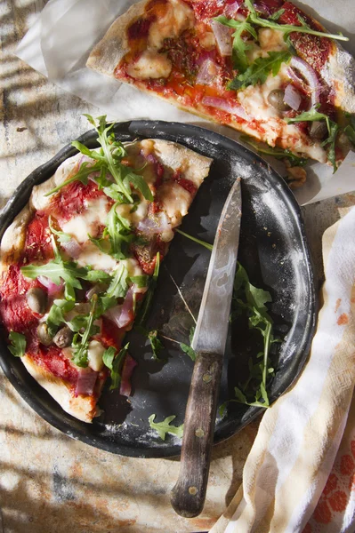 Pizza com farinha de trigo integral — Fotografia de Stock