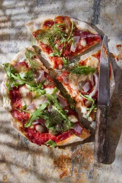 Pizza med hela vetemjöl — Stockfoto