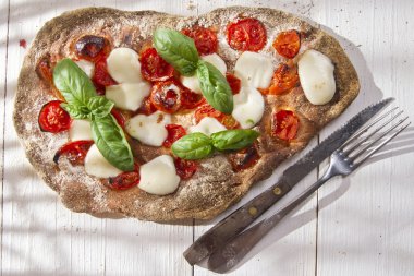 tam buğday unu ile pizza