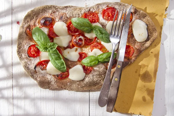 Pizza med hela vetemjöl — Stockfoto