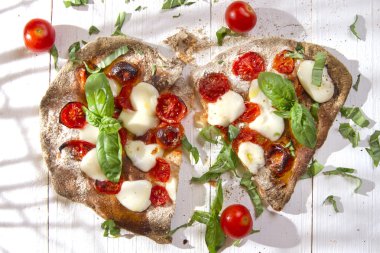 tam buğday unu ile pizza