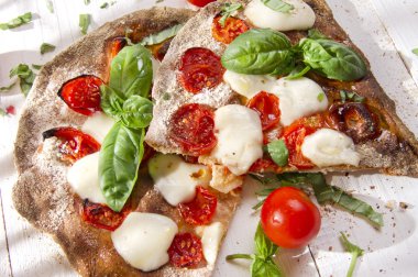 tam buğday unu ile pizza