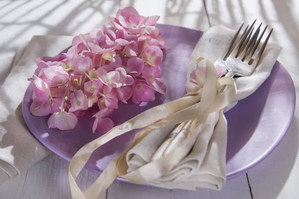 テーブルのアジサイの花 — ストック写真