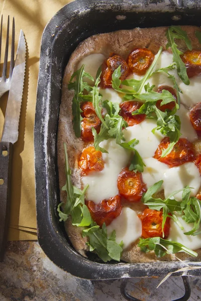 Pizza med tomat och rucola — Stockfoto