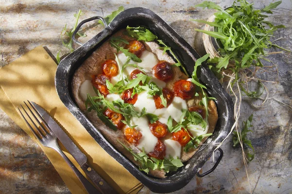 Pizza med tomat och rucola — Stockfoto